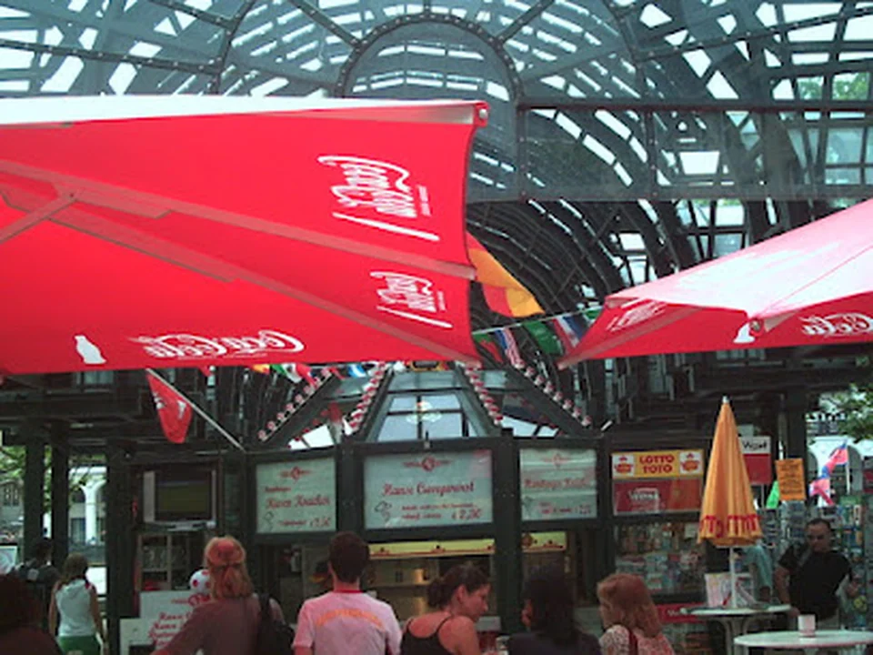 CurryCultTreffs BB-Express-Buffet seit 1945 auf dem Hamburger Rathausmarkt