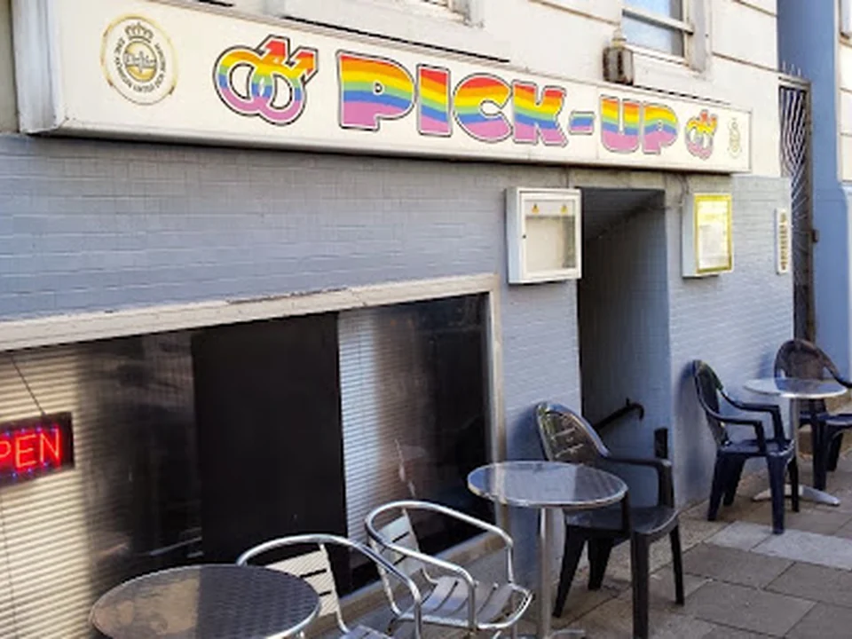 Pick Up Gay Bar