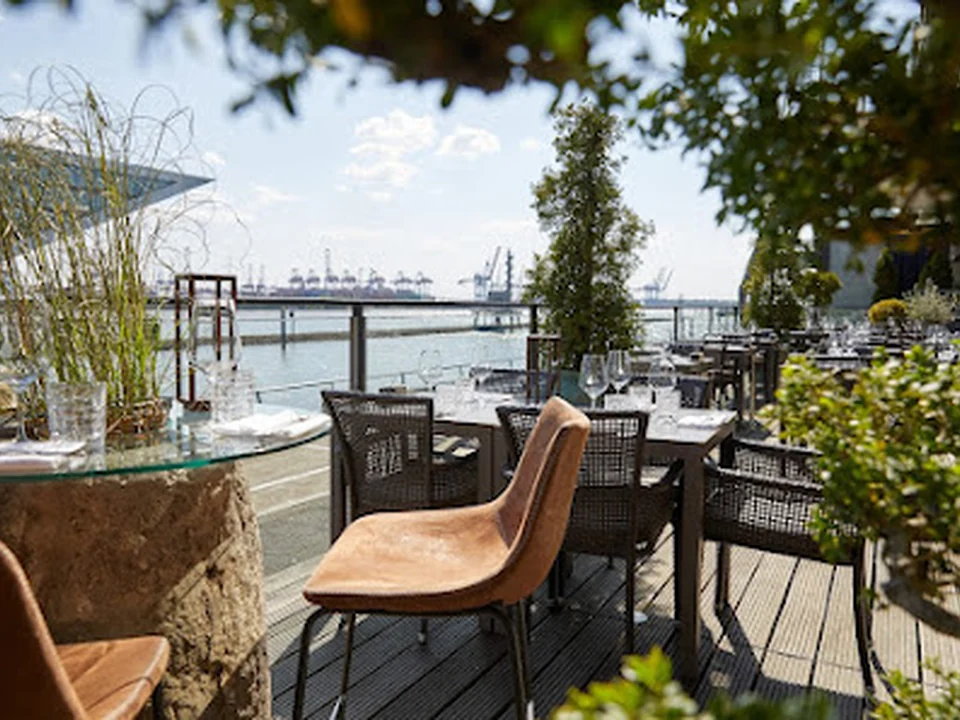 am kai | restaurant. seafood. drinks. elbblick, Hamburg